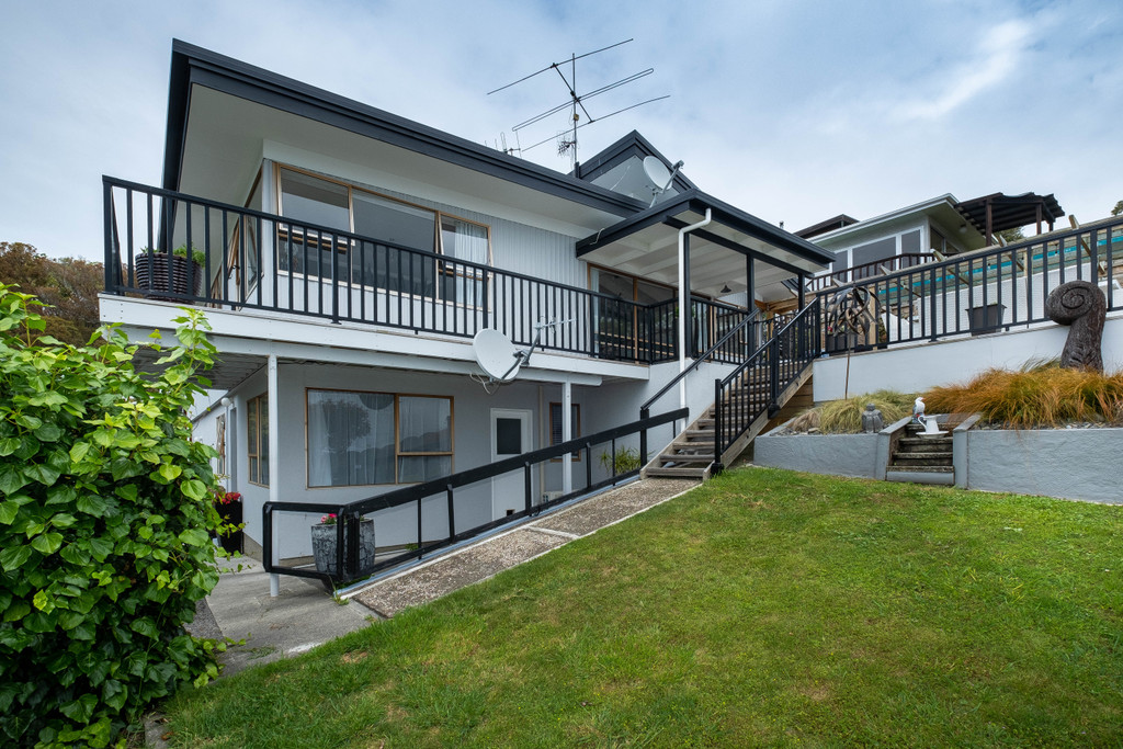 Spacious Stylish And Sunny