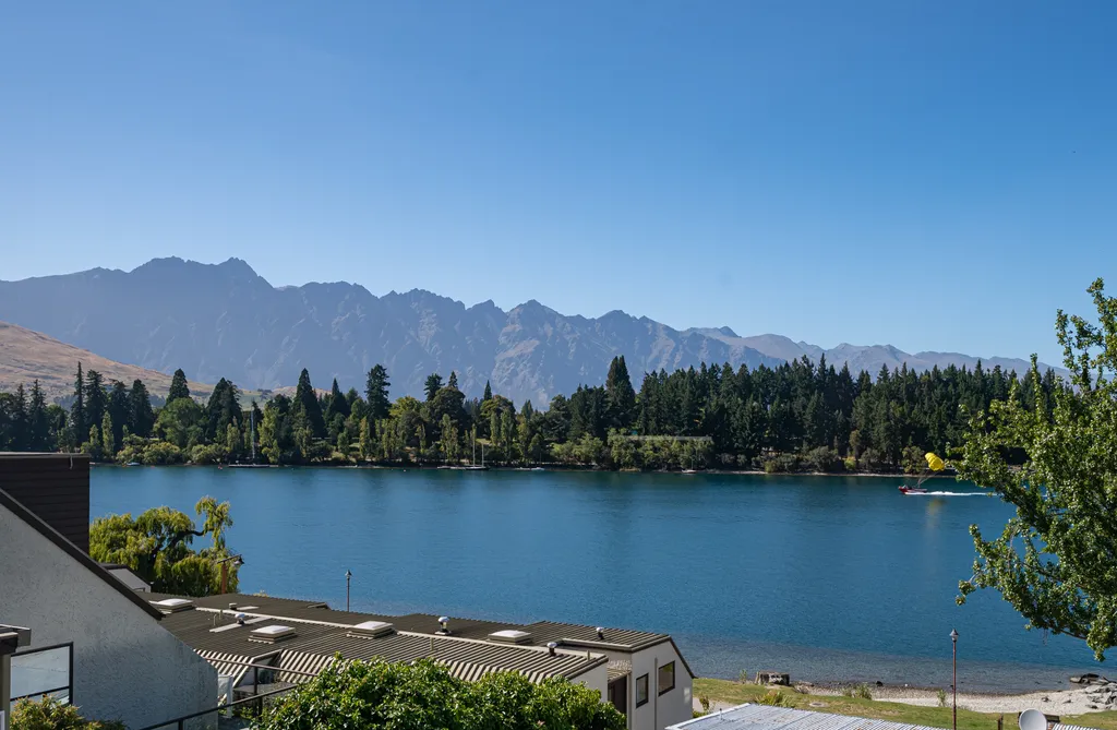 Leisurely Lakeside Living in Central Queenstown