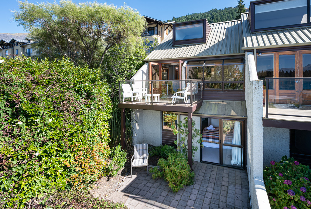 Leisurely Lakeside Living in Central Queenstown