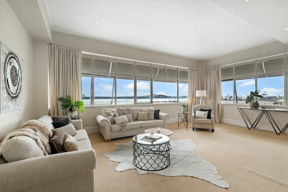 WATERFRONT WITH ELEGANCE AND CHOICES