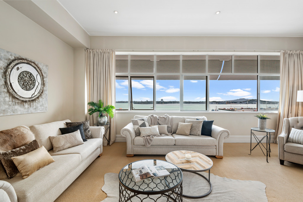 WATERFRONT WITH ELEGANCE AND CHOICES