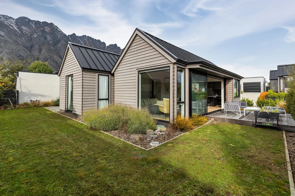 Million Dollar Neighbourhood Without the Price Tag