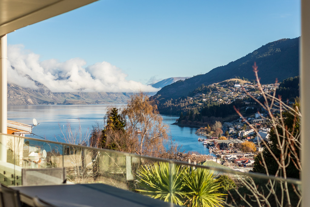 Light, Bright and Queenstown Convenient