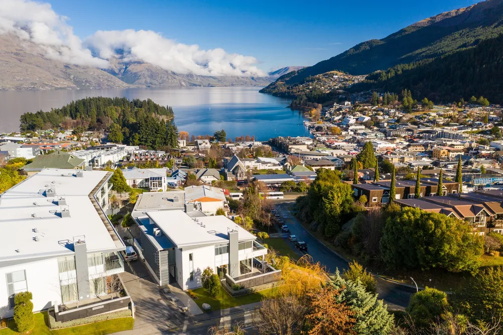 Light, Bright and Queenstown Convenient