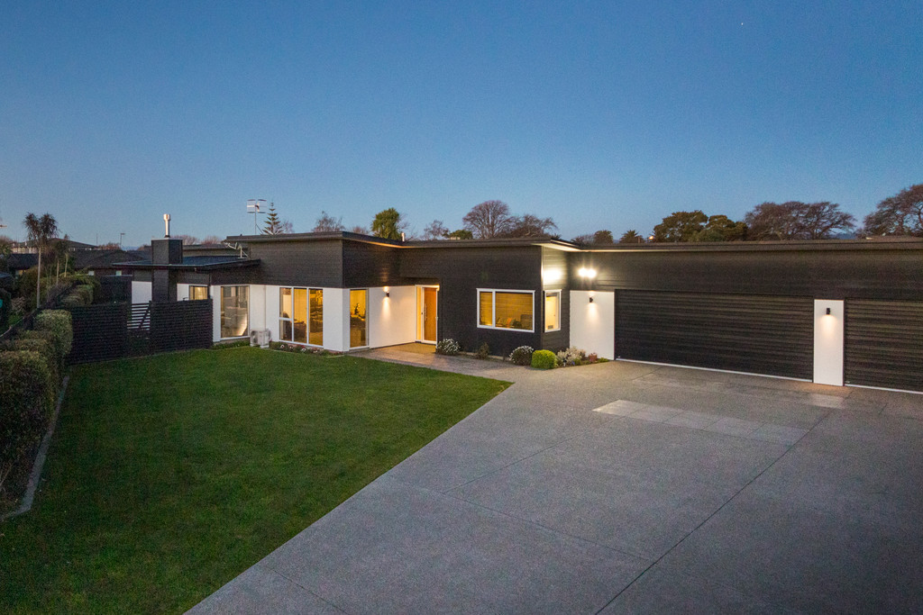The Epitome of Modern Neighbourly Executive Living