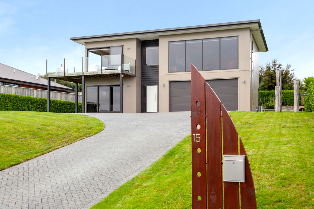 Stylish Living With Expansive Views 