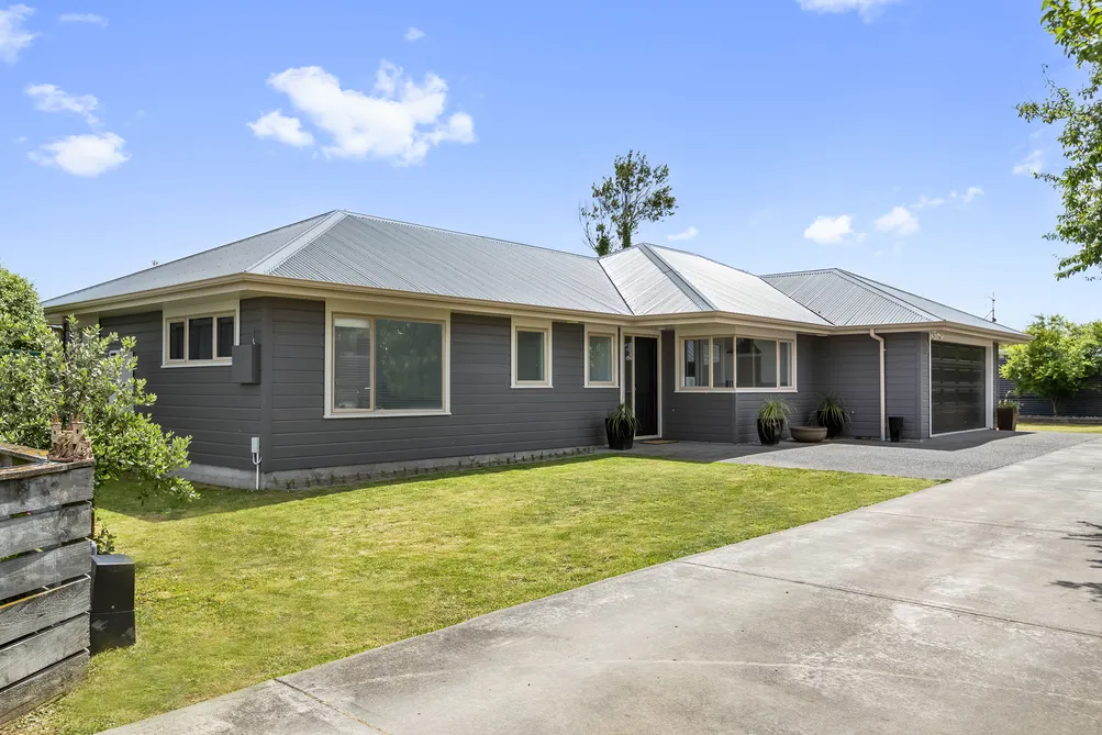 Townhouse Living- Walk to Town 