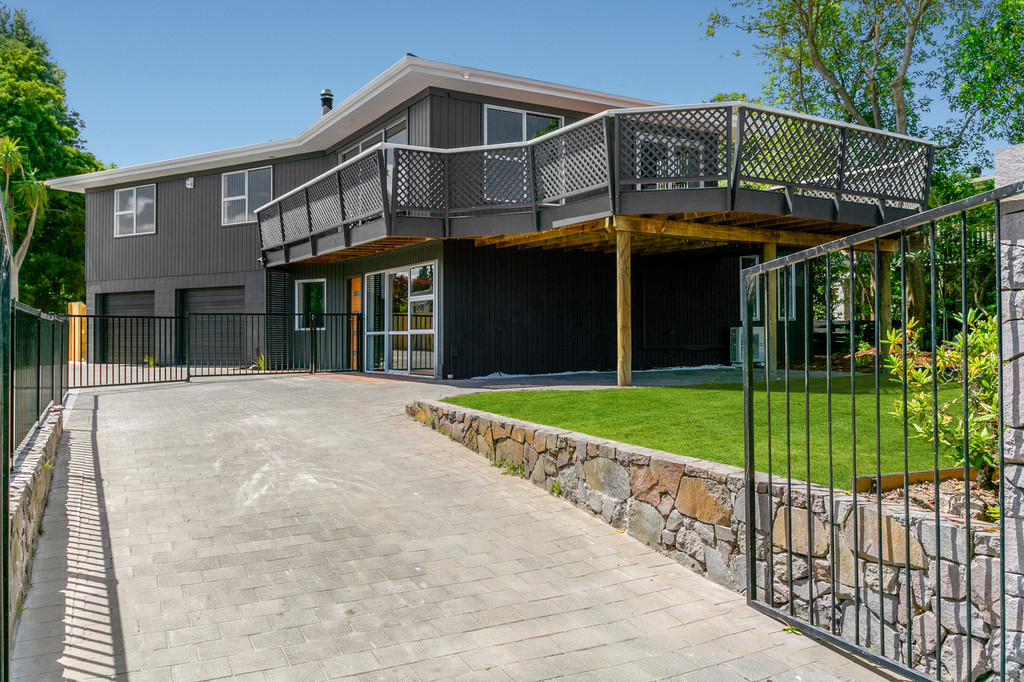 Fully Renovated In Two Mile Bay