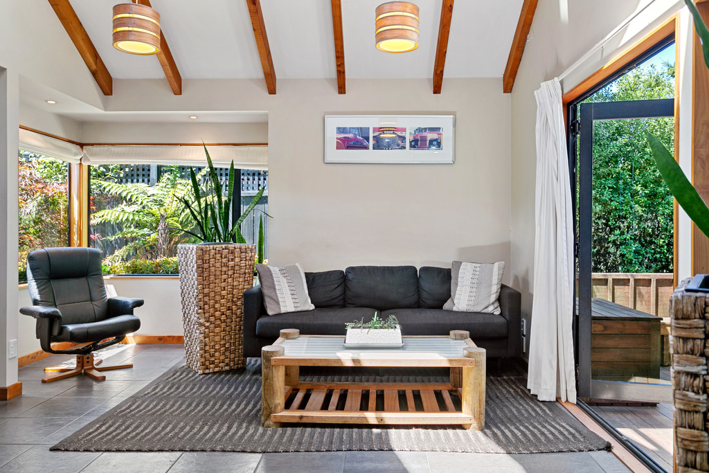 Sun-Drenched Tranquil Living On Tui
