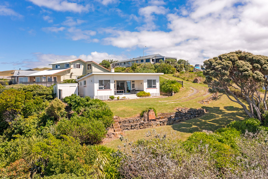 Charming Kiwi Bach - with Spectacular View