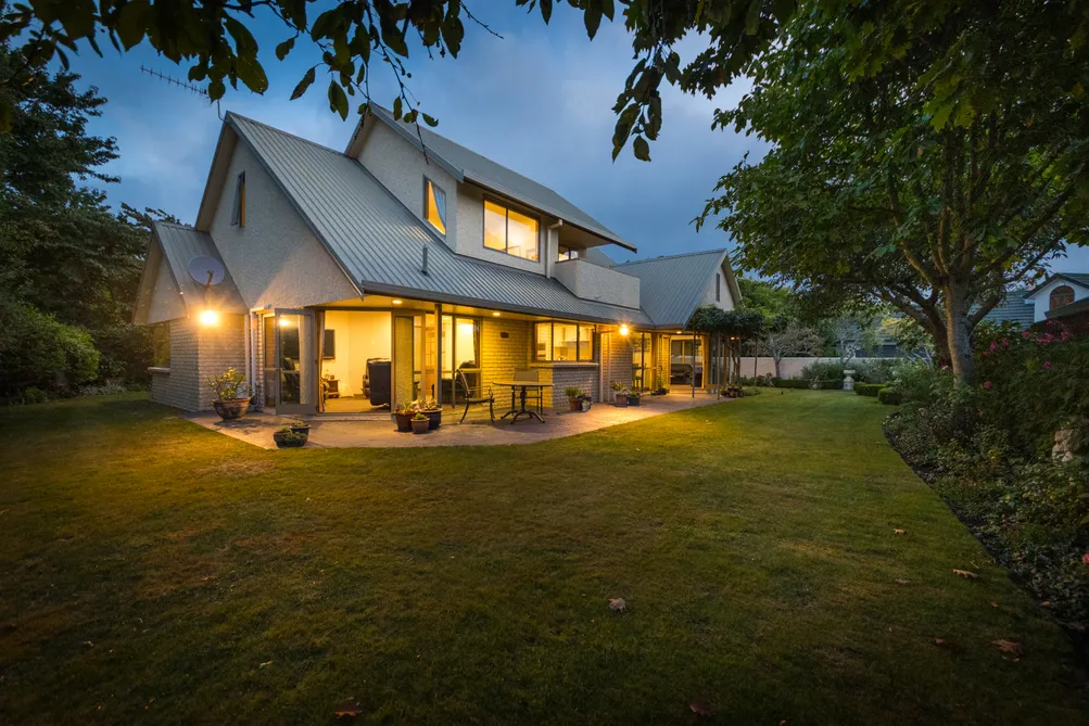 Idyllic Hokowhitu Retreat by the River Pathway