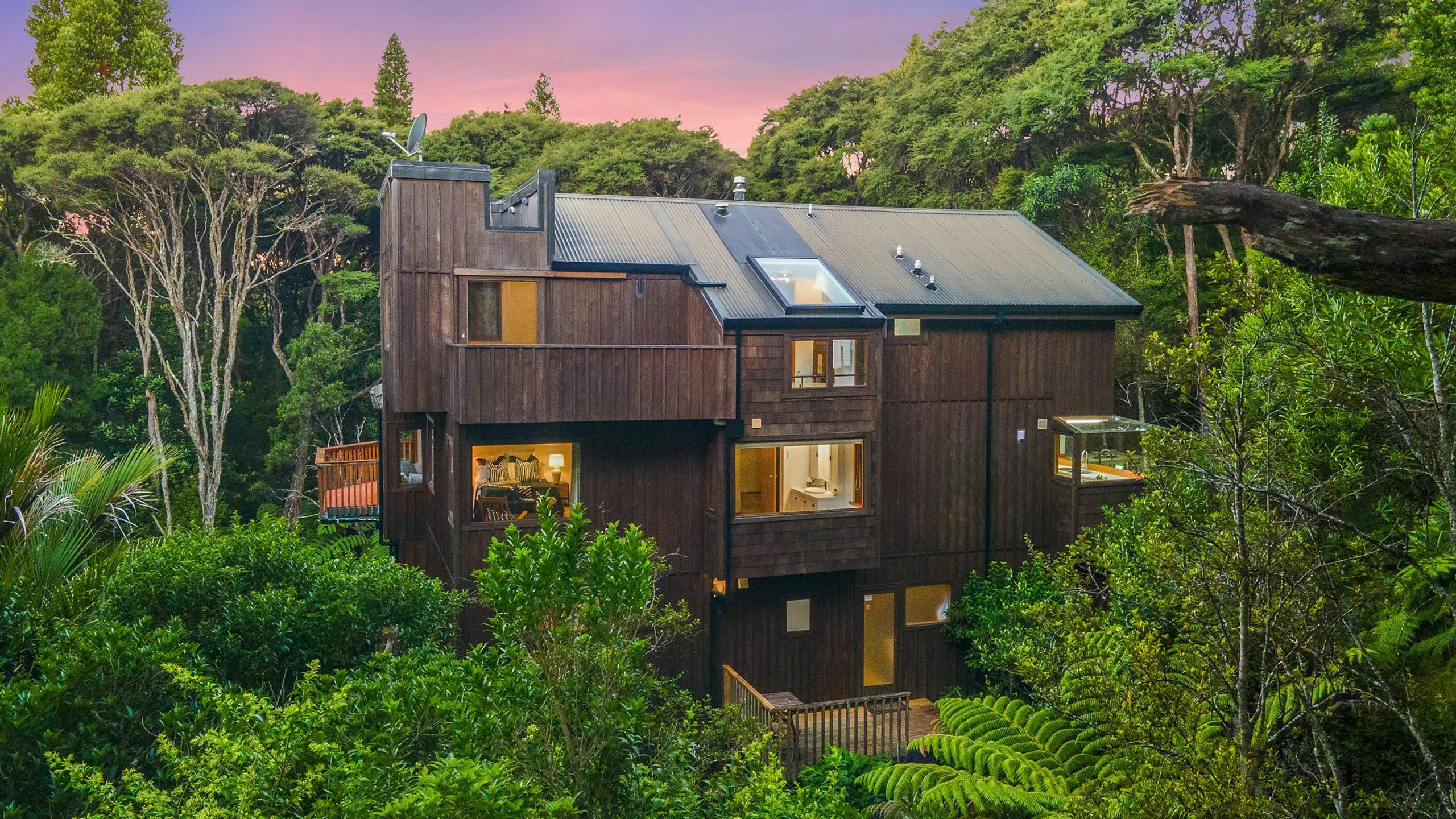 11C Longfellow Parade, Titirangi, Waitakere City