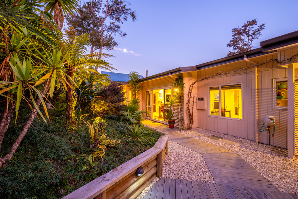 Turn Key Holiday Home Perfection, Fully Furnished!