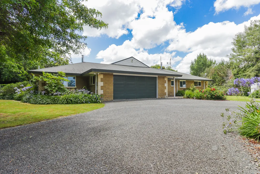 Lifestyle Family Living on Hillcrest Road