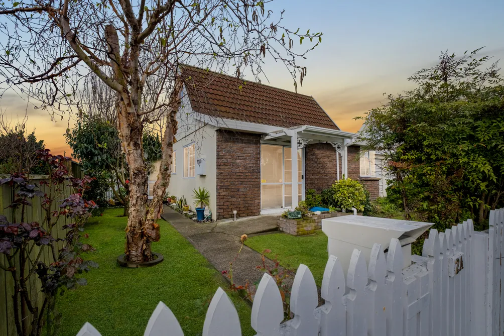 Cute English Style Cottage, White Picket Fence