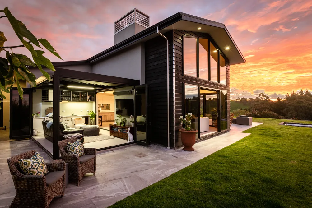 Bespoke Black Barn Beauty