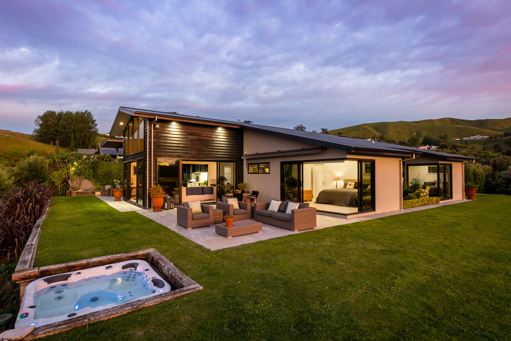 Bespoke Black Barn Beauty