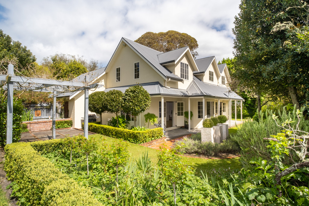 Established Gardens, Thriving Location