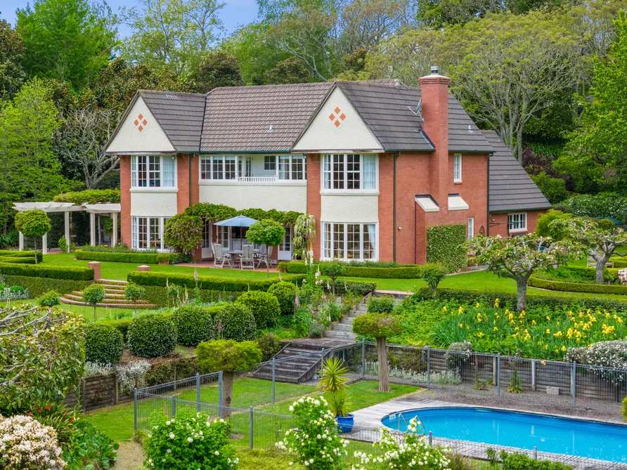 Riverside Sanctuary, Peaceful Garden Paradise!