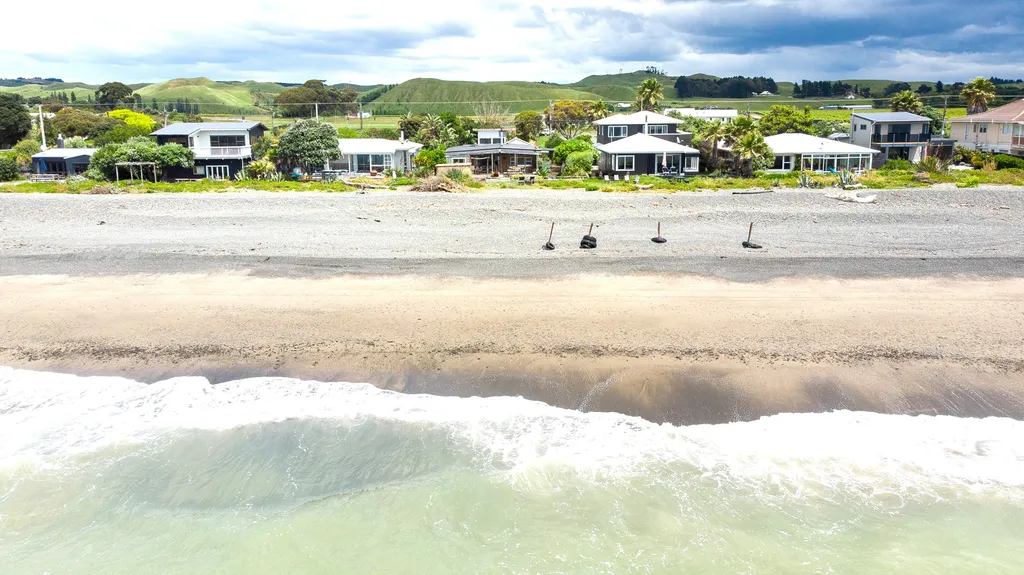 Rustic on Absolute Beachfront!