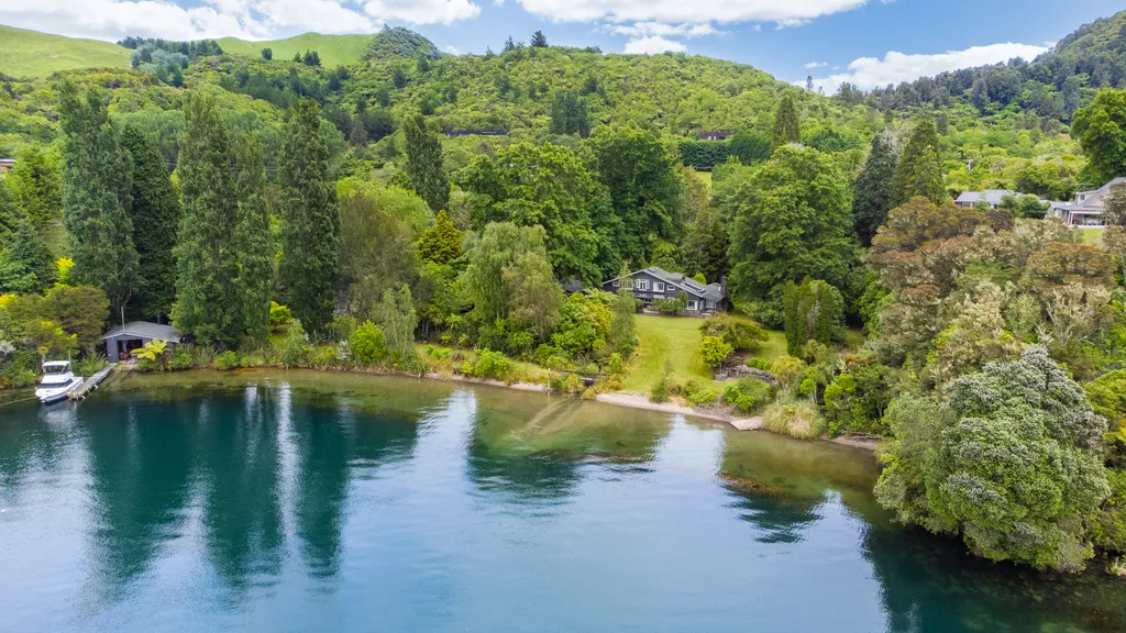 Unparalleled Lakefront Luxury