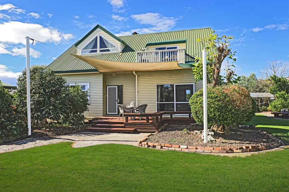 Five Bedrooms on Massive Site - Heart of Taradale