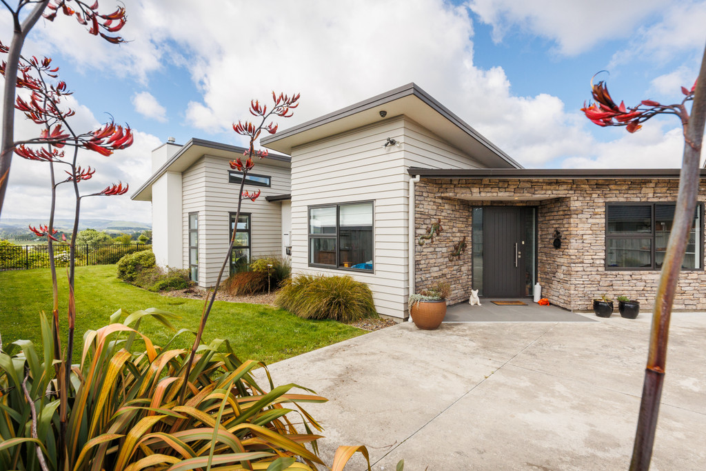 Hilltop Panorama & Three Car Internal Garage
