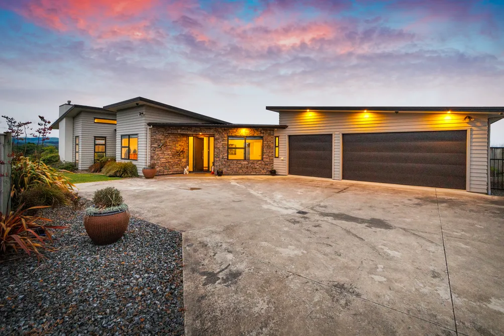 Hilltop Panorama & Three Car Internal Garage