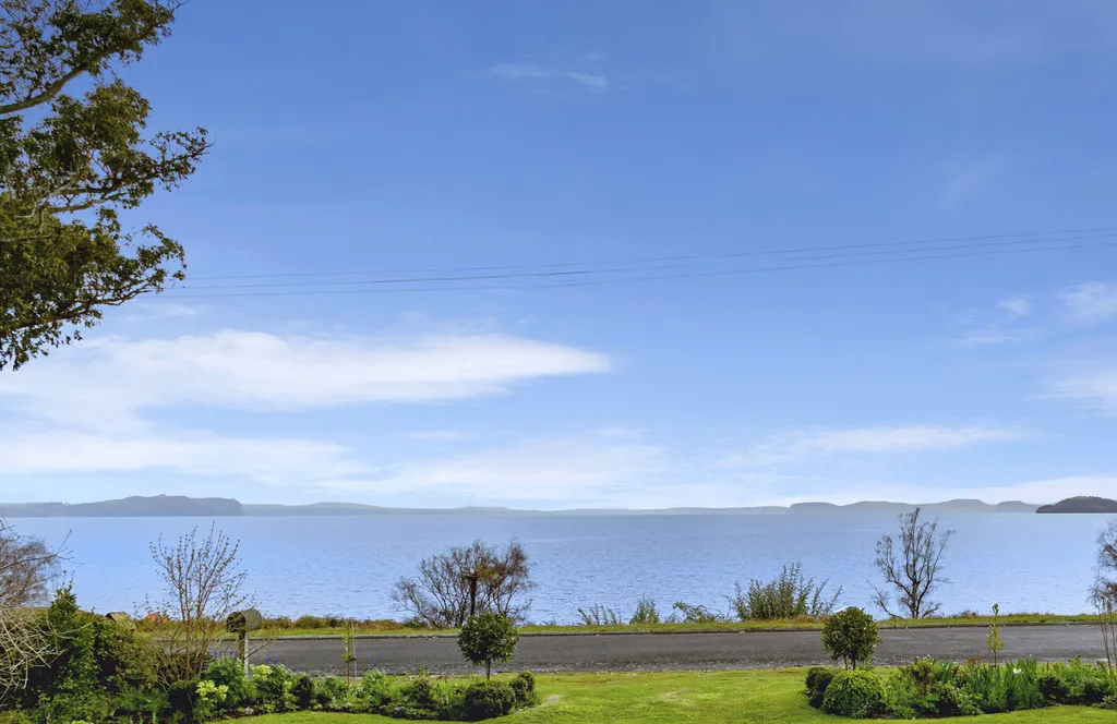 Lakefront Gem in Waitetoko