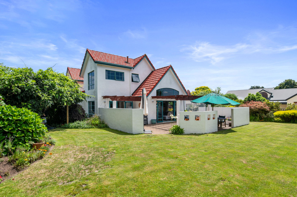 Lynmore Living - Immaculate Family Home