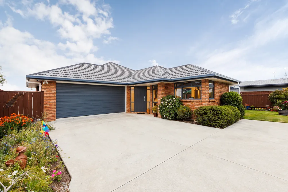 Four Bedroom Brick Home in Neighbourly Cul-de-sac