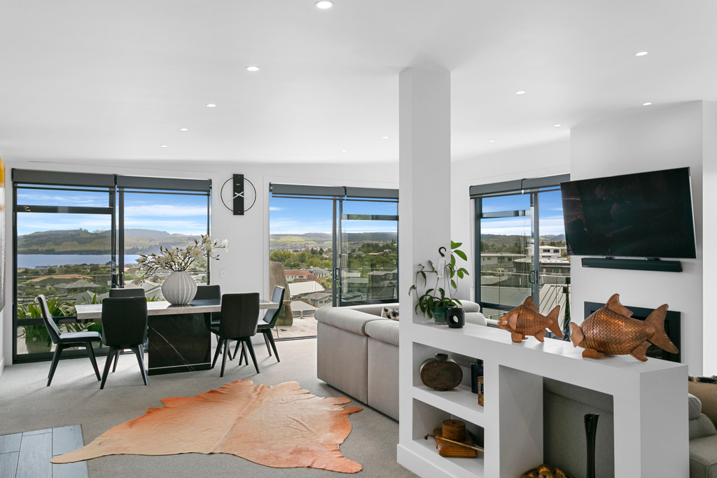 Show-Stopper Views and Contemporary Style