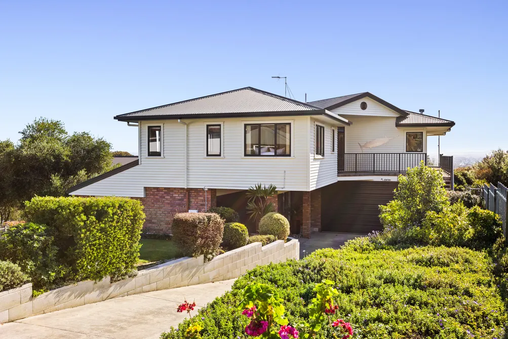 Sweeping Views - Garaging Next Level