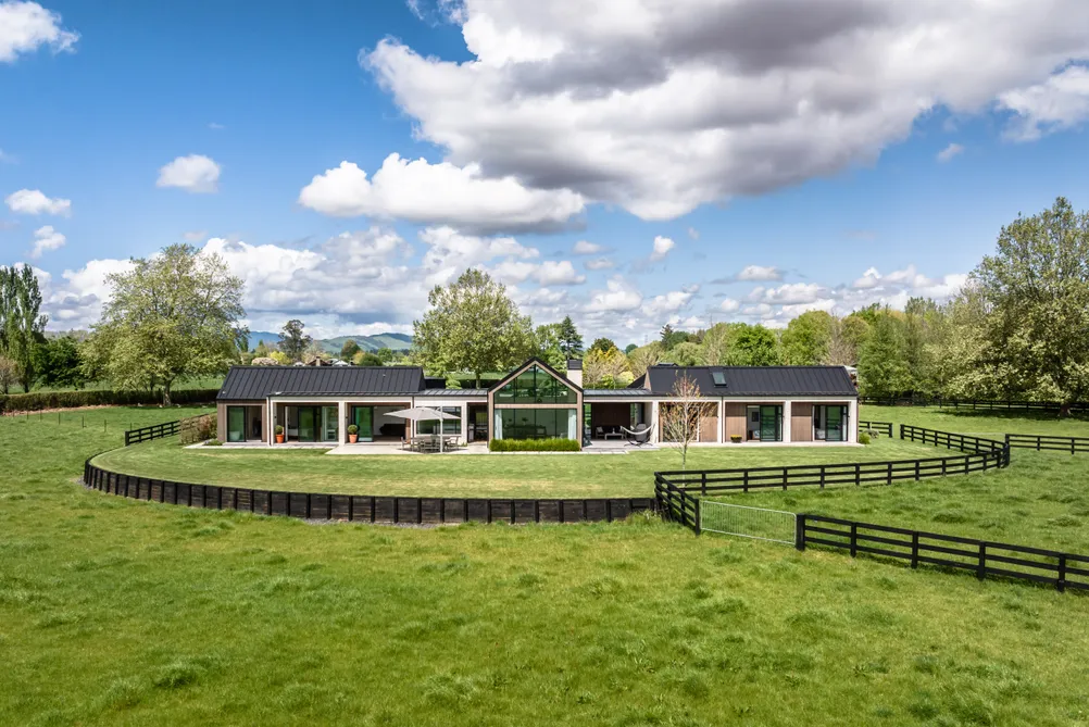 Luxurious Lifestyle Living, Top Location!
