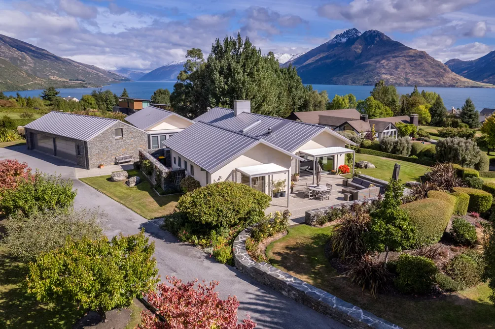Impressive Style, Lake Access and Privacy