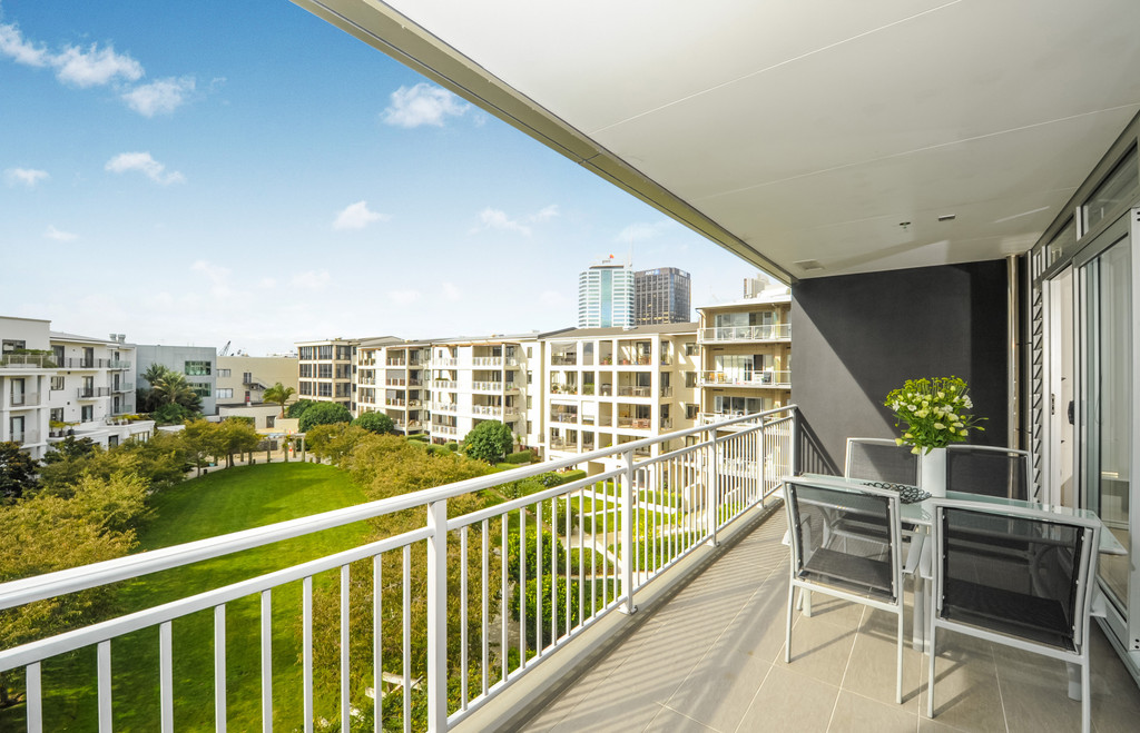 Car-park with Central Parkside Apartment