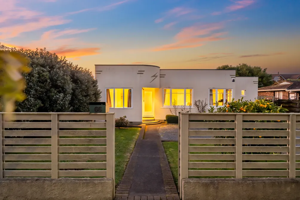 Ideal Blend of Comfort and Outdoor Serenity!