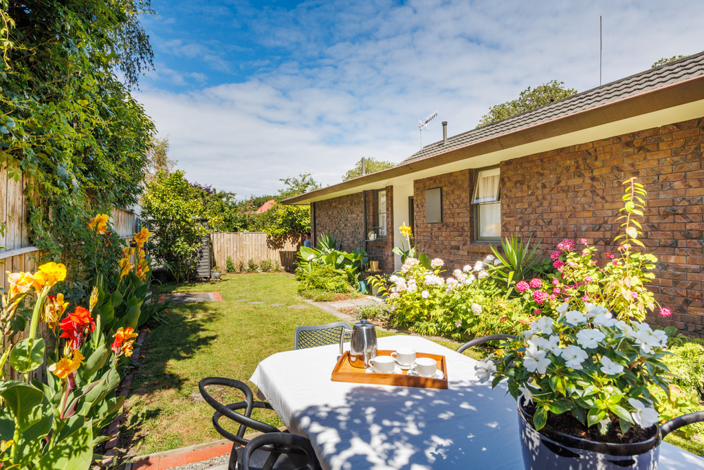 Easy Townhouse Living in Popular Elmira Avenue