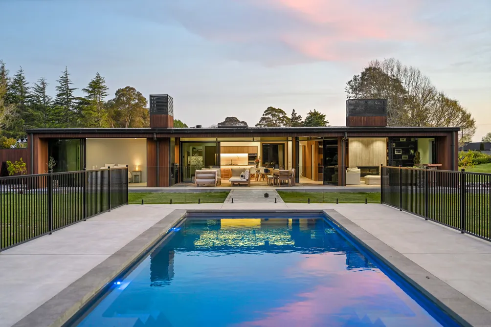 Commanding Contemporary