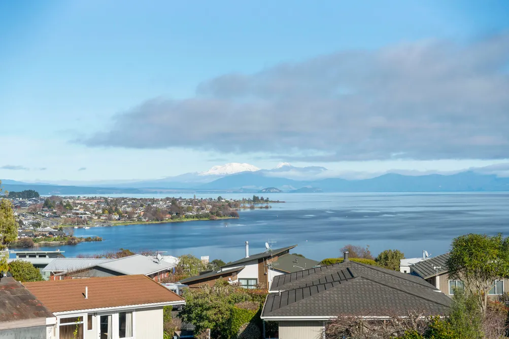 Quirky Charmer With Lake And Mountain Views