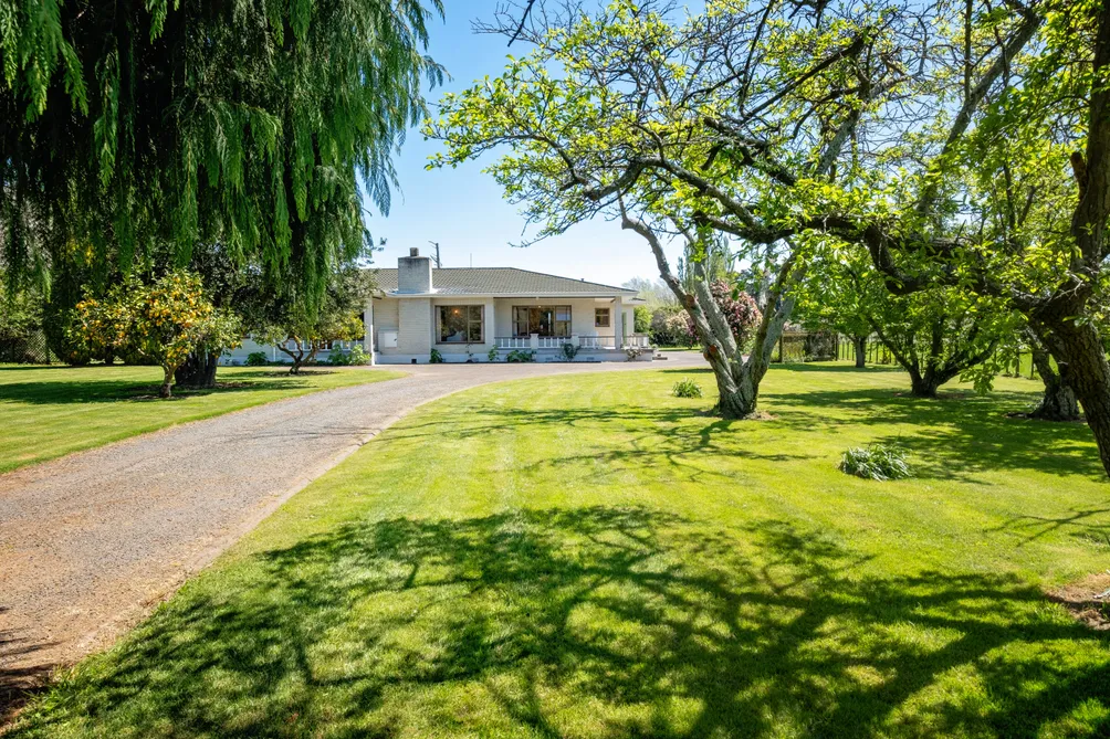 Riverside Retreat and Garaging, A Lifestyle Oasis 
