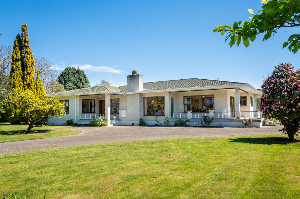 Riverside Retreat and Garaging, A Lifestyle Oasis 