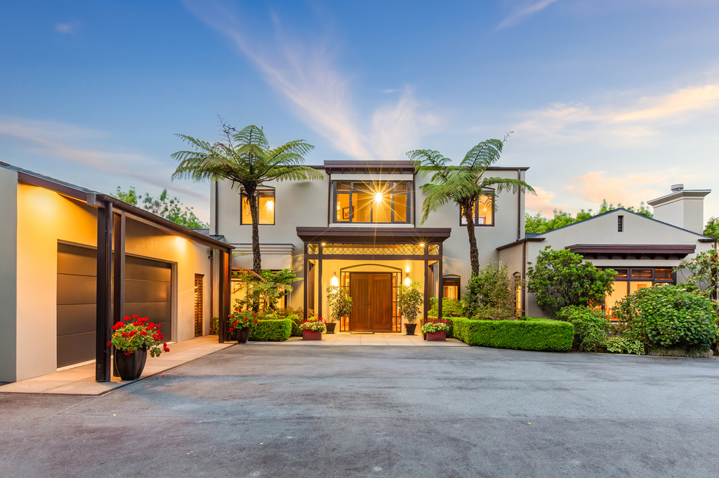 Lea Grove Grandeur