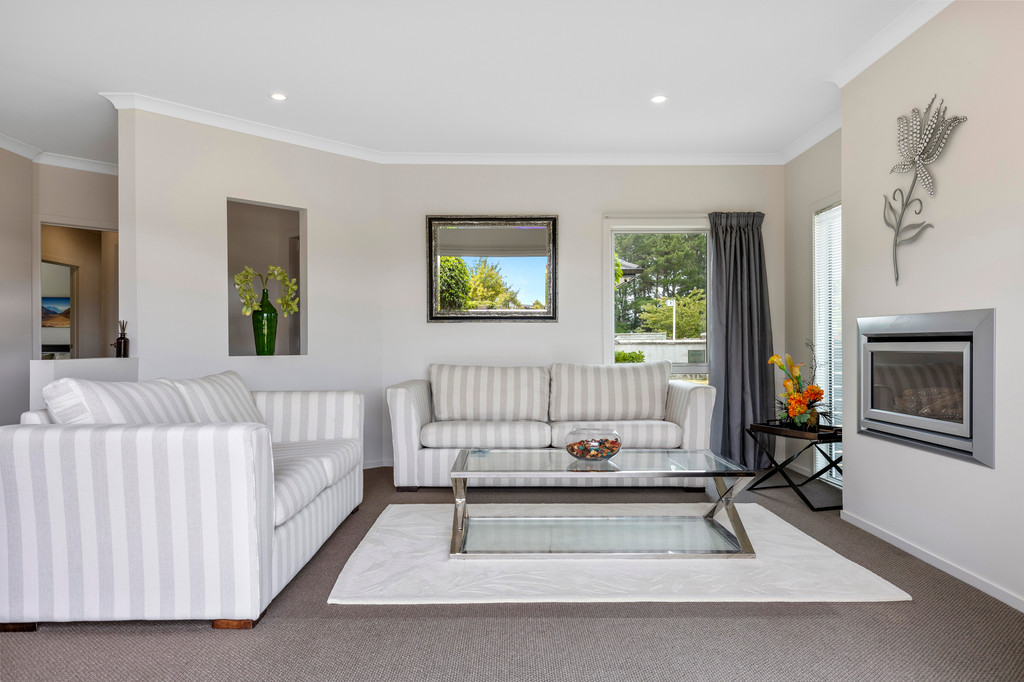Living In Style At Lakeside Wharewaka
