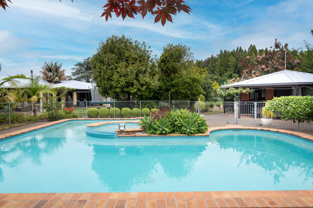 Easy Half-Acre Lifestyle - Two Minutes To Taradale