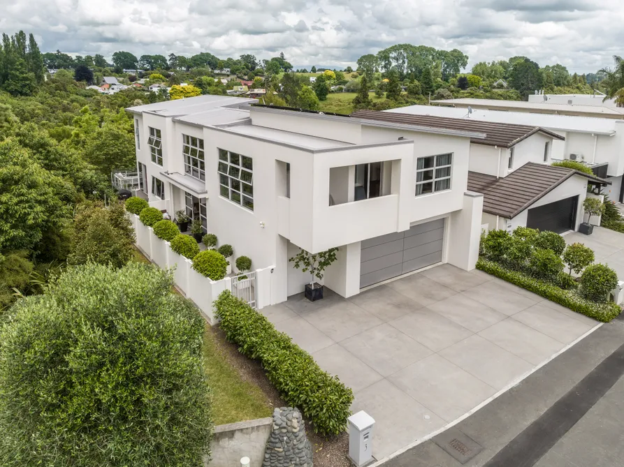 Executive Central Living, Easy Care, River Views!