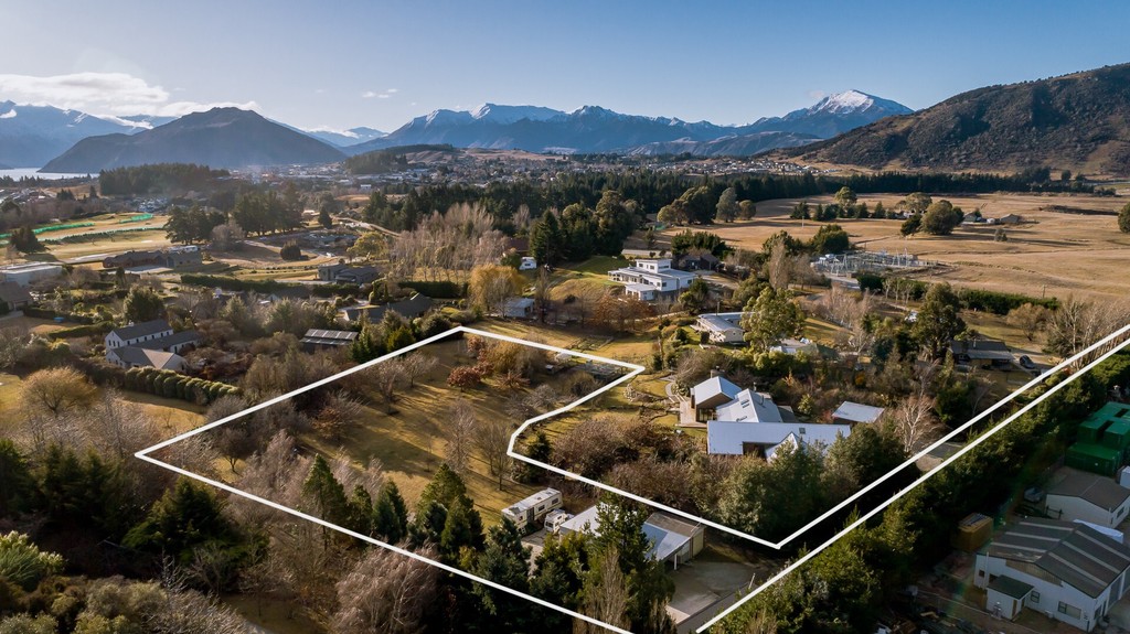 Central Acreage Close to Everything