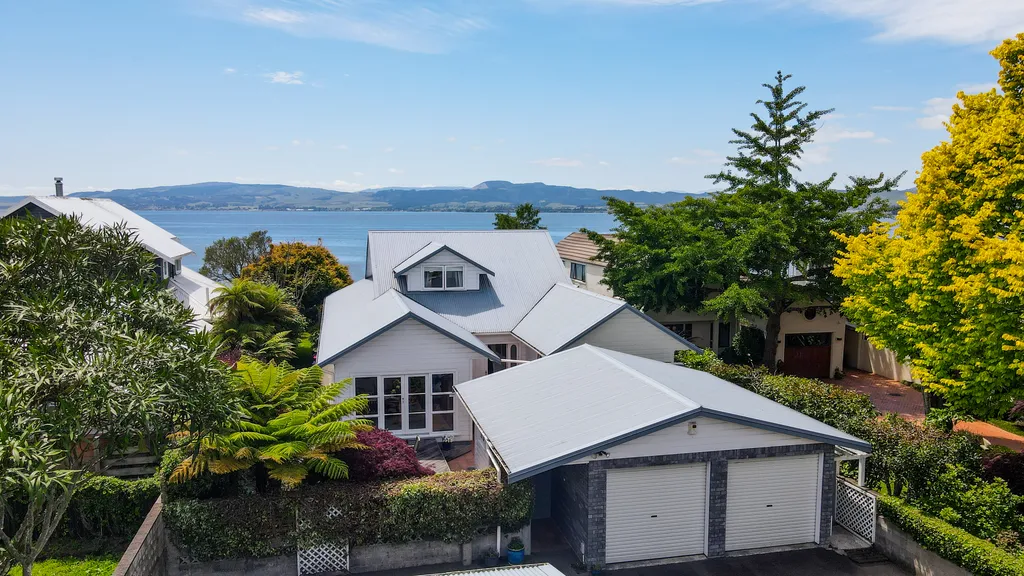 Quintessential Lakeside Living