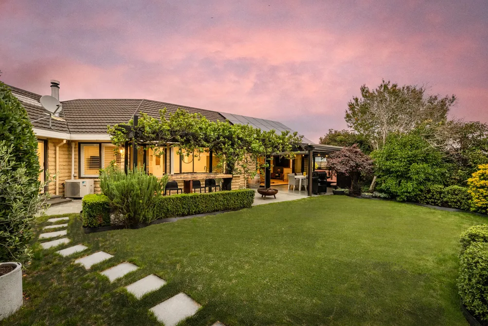 Renovated Private Oasis, Village Fringe