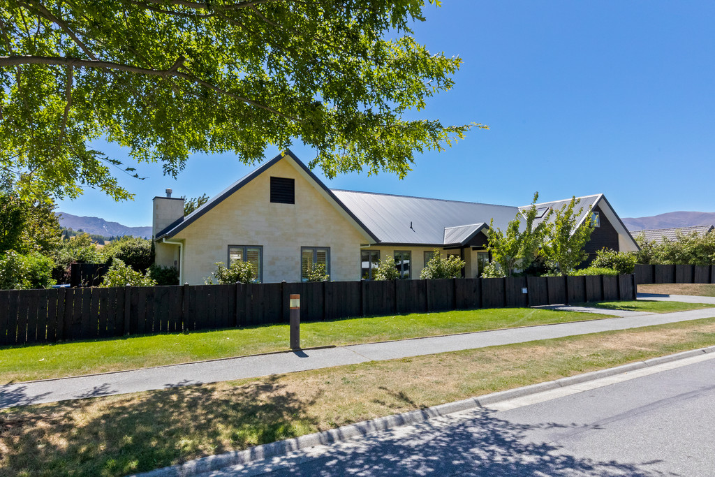 Sunny Double Living Family Home